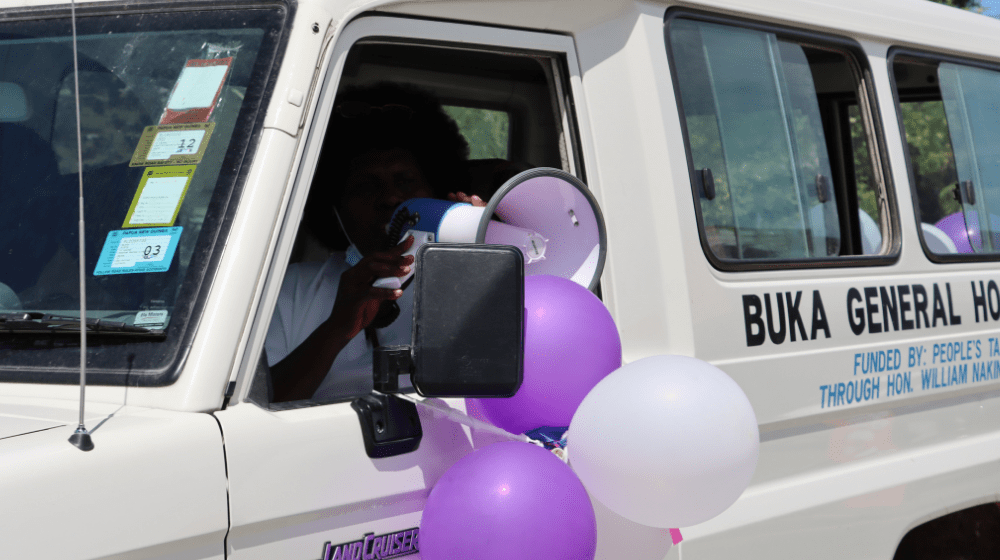 Midwife promotes maternal health care to the public in Buka on the International Day for Midwives 2022