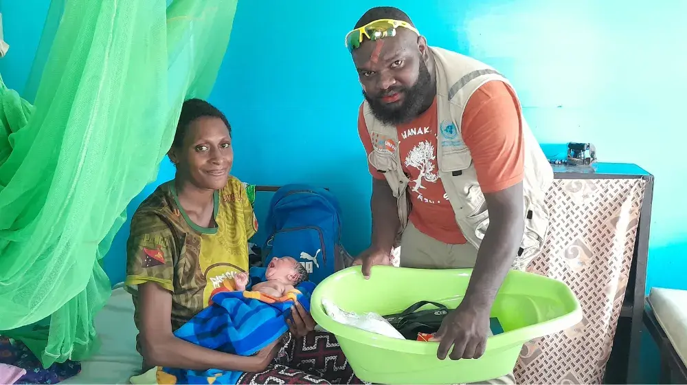 Dignity Kit helps local Kiunga mother and her newborn.